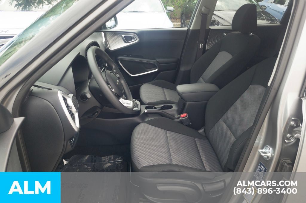 Used 2025 Kia Soul LX FWD image 15