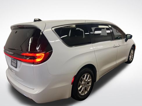 Used 2024 Chrysler Pacifica Touring-L FWD image 6