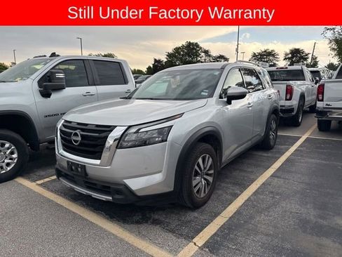 Used 2025 Nissan Pathfinder SL FWD image 2