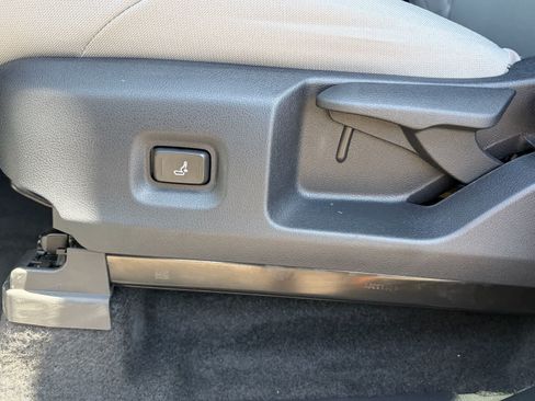 Certified 2025 Toyota Tacoma SR5 AWD/4WD image 15