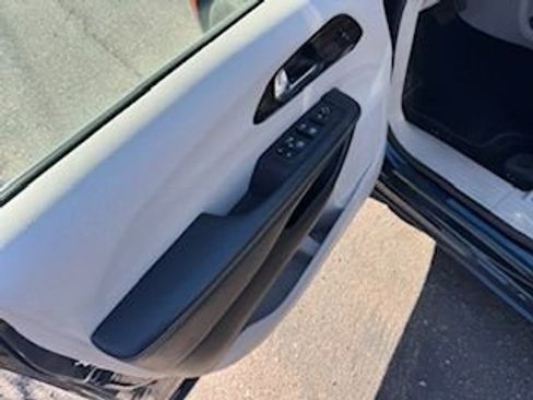 Used 2023 Chrysler Pacifica Limited image 12