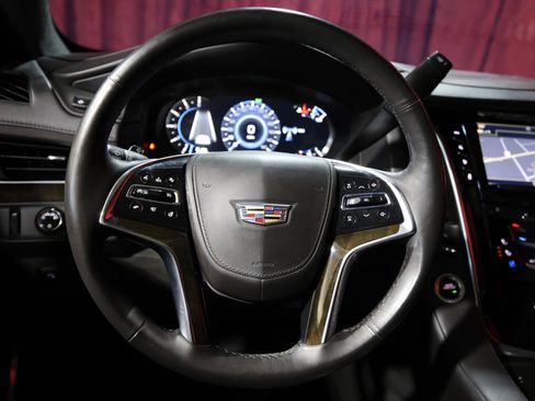 Used 2019 Cadillac Escalade ESV Platinum RWD image 17