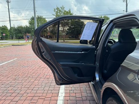 Used 2020 Toyota Camry SE image 11