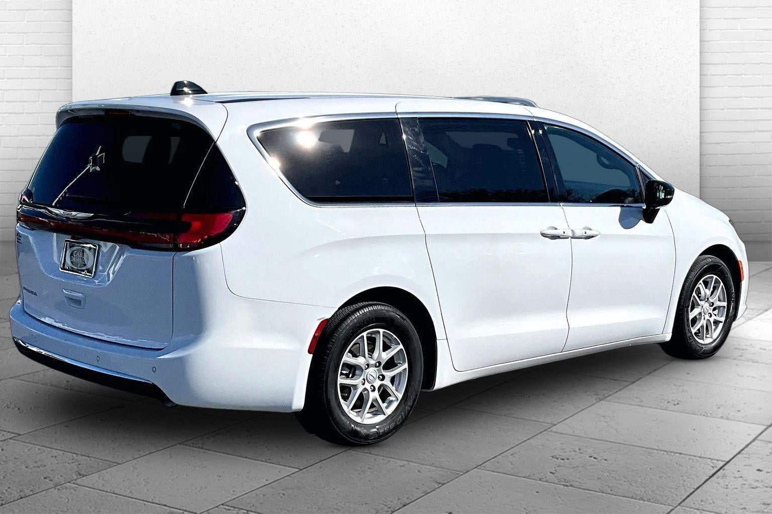Used 2026 Chrysler Pacifica Select FWD image 13