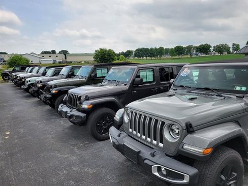 Used 2021 Jeep Wrangler Unlimited Sahara AWD/4WD image 97