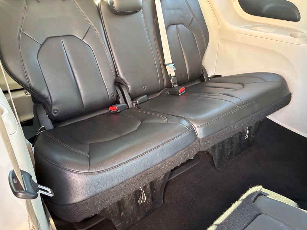 Used 2017 Chrysler Pacifica Touring-L FWD image 18