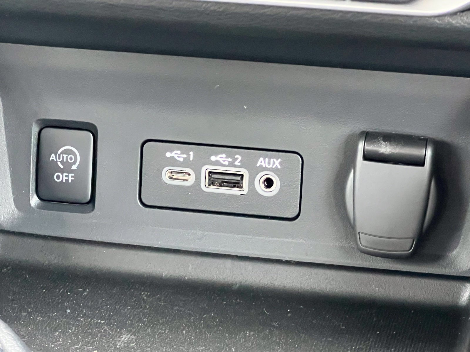 Used 2022 Nissan Sentra SV w/ Electronics Package FWD image 3