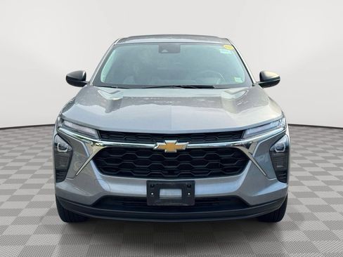 Used 2024 Chevrolet Trax LS w/ Driver Confidence Package FWD image 2