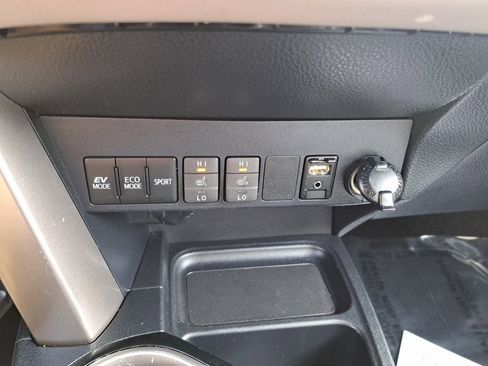 Used 2018 Toyota RAV4 Limited image 19