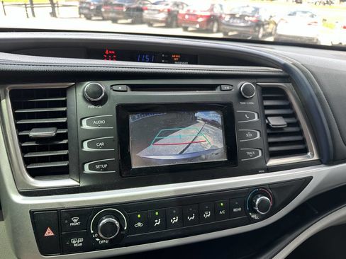 Used 2017 Toyota Highlander LE w/ Carpet Mat Package FWD image 15