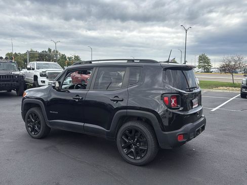Used 2018 Jeep Renegade Altitude w/ UConnect 8.4 Nav Group AWD/4WD image 3