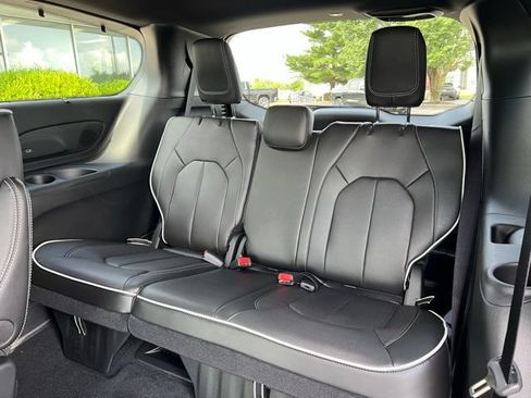 New 2025 Chrysler Pacifica Limited FWD image 23