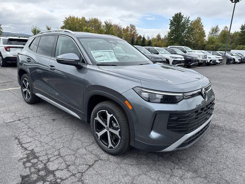 New 2025 Volkswagen Tiguan SE image 2