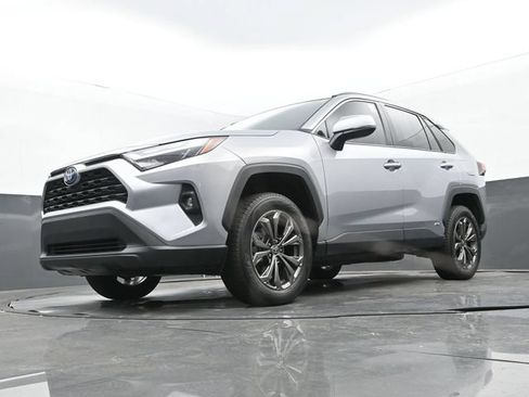 Used 2022 Toyota RAV4 XLE Premium AWD/4WD image 29