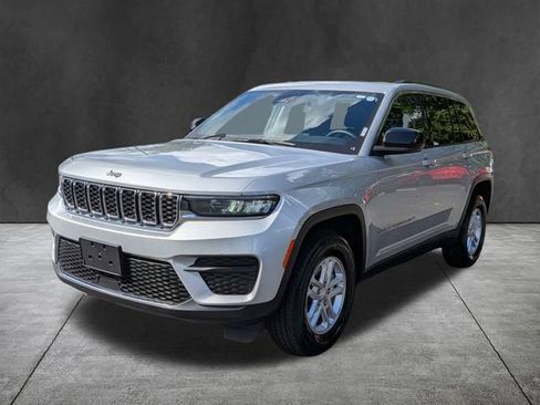 Used 2024 Jeep Grand Cherokee Laredo RWD image 9