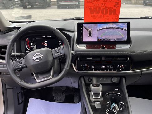 Used 2025 Nissan Rogue SL AWD/4WD image 26