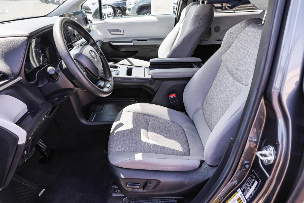 Certified 2025 Toyota Sienna LE FWD image 11