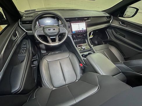 New 2025 Jeep Grand Cherokee Limited w/ Black Appearance Package image 9