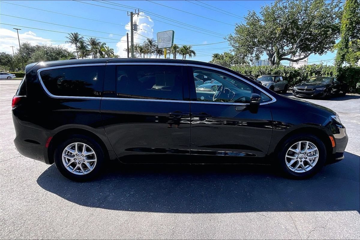 Used 2023 Chrysler Pacifica Touring-L FWD image 31