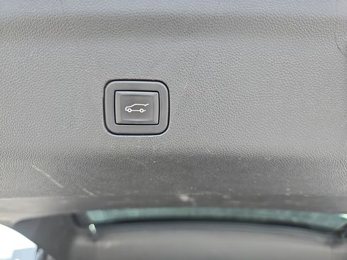 Used 2023 Chevrolet Suburban Premier image 18