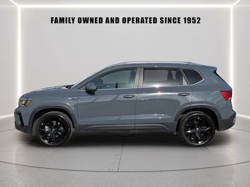 Certified 2023 Volkswagen Taos SE w/ Black Wheel Package FWD image 3