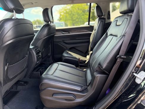 Used 2023 Jeep Grand Cherokee L Limited AWD/4WD image 16
