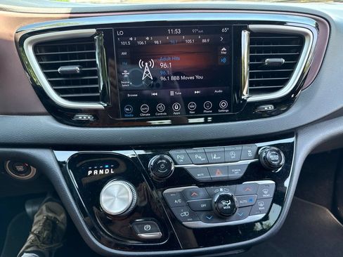 Used 2020 Chrysler Pacifica Touring-L FWD image 12