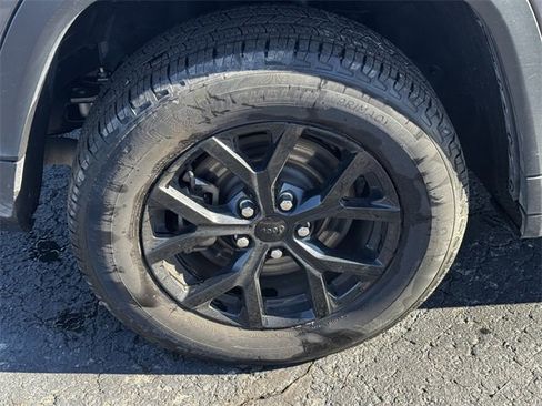 Certified 2024 Jeep Grand Cherokee L Laredo image 12