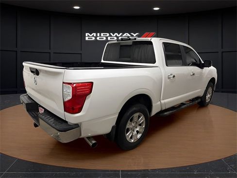 Used 2018 Nissan Titan SV image 4