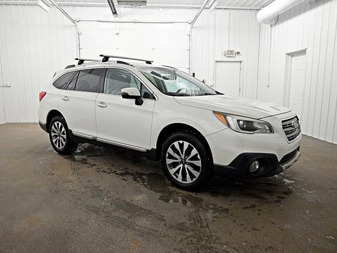 Used 2017 Subaru Outback 3.6R Touring image 2