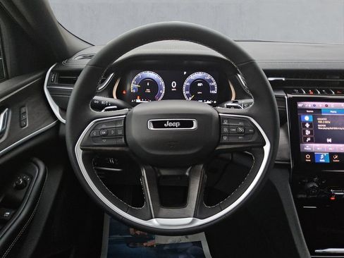 New 2025 Jeep Grand Cherokee Limited image 13