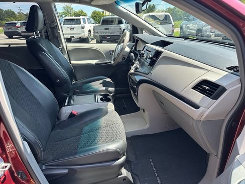 Used 2013 Toyota Sienna SE FWD image 4