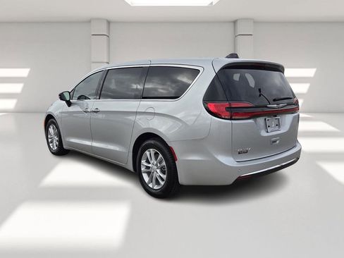 New 2026 Chrysler Pacifica Select image 3