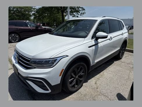 Certified 2024 Volkswagen Tiguan SE w/ Panoramic Sunroof Package AWD/4WD image 1
