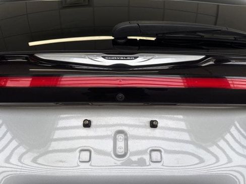 Used 2024 Chrysler Pacifica Touring-L image 19