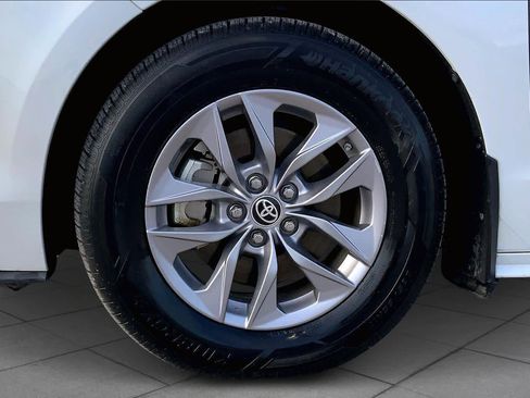 Used 2022 Toyota Sienna XLE image 9