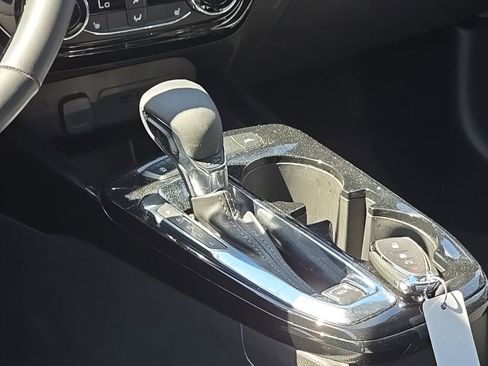 Used 2025 Chevrolet Trax LT w/ LT Convenience Package FWD image 12