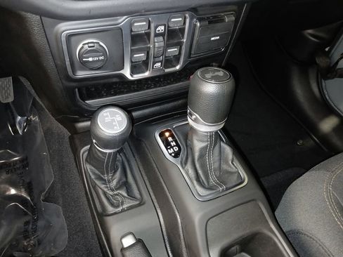 Used 2025 Jeep Wrangler Unlimited Sahara image 18