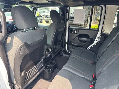 Used 2025 Jeep Wrangler Unlimited Rubicon AWD/4WD image 18