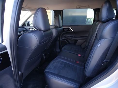 Used 2022 Mitsubishi Outlander SE image 23