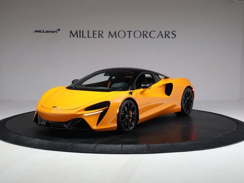 Used 2024 McLaren Artura RWD image 2