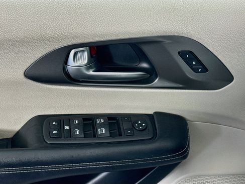 Used 2022 Chrysler Pacifica Touring-L FWD image 24