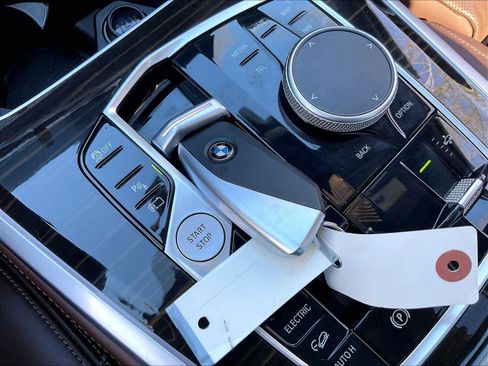 Used 2025 BMW X5 xDrive50e image 32