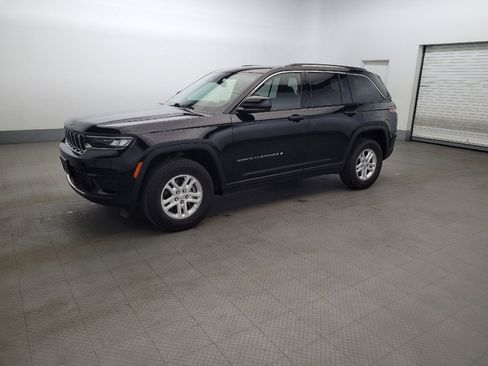 Used 2023 Jeep Grand Cherokee Laredo w/ Luxury Tech Group I AWD/4WD image 2