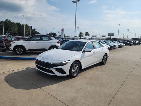 New 2026 Hyundai Elantra SE FWD image 3