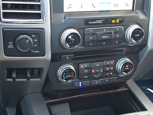 Used 2017 Ford F350 Platinum w/ Platinum Ultimate Package AWD/4WD image 20