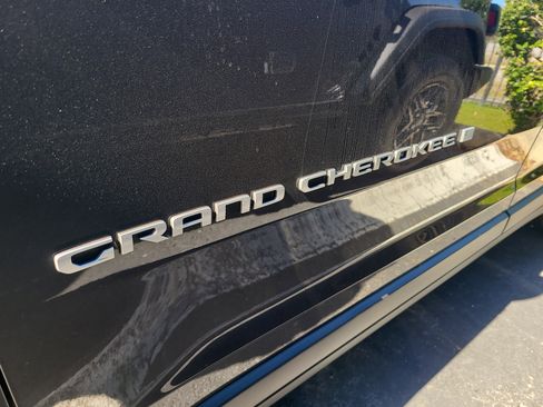 Used 2025 Jeep Grand Cherokee L Laredo image 9