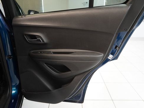 Used 2019 Chevrolet Trax LT w/ LT Convenience Package FWD image 28
