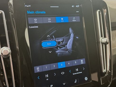 Used 2024 Volvo XC40 B5 Core w/ Climate Package image 24