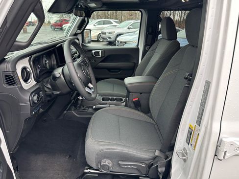 Used 2025 Jeep Wrangler Sahara image 11